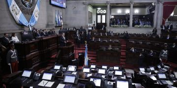 El presidente Bernardo Arévalo participa en la sesión solemne por el Día de la Constitución.