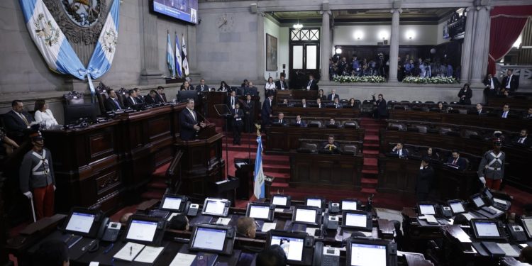 El presidente Bernardo Arévalo participa en la sesión solemne por el Día de la Constitución.