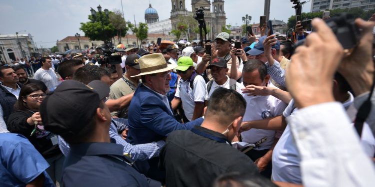 Presidente renueva compromiso con los trabajadores guatemaltecos