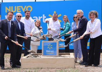 El presidente Bernardo Arévalo, junto a la CEO de Walmart, el embajador de EE. UU. y empresarios, participan en acto de colocación de primera piedra de una tienda de esa cadena en El Naranjo, zona 4 de Mixco.