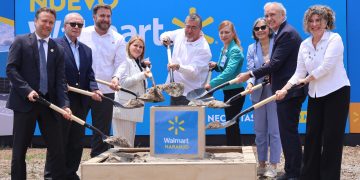 El presidente Bernardo Arévalo, junto a la CEO de Walmart, el embajador de EE. UU. y empresarios, participan en acto de colocación de primera piedra de una tienda de esa cadena en El Naranjo, zona 4 de Mixco.