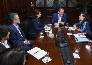 Presidente Arévalo, con directivos del NDI. / Foto: NDI.