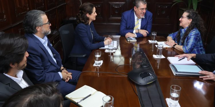 Presidente Arévalo, con directivos del NDI. / Foto: NDI.
