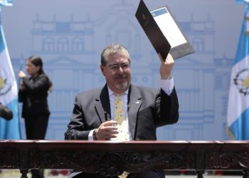 Presidente Bernardo Arévalo firmó la reducción de su salario.