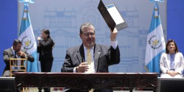 Presidente Bernardo Arévalo firmó la reducción de su salario.