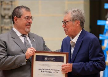 Presidente Bernardo Arévalo y el presidente de la APG.