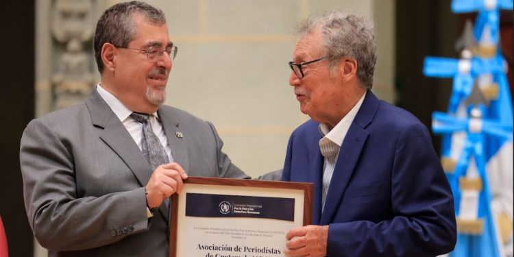Presidente Bernardo Arévalo y el presidente de la APG.