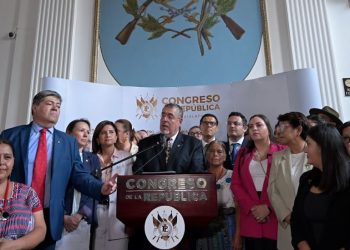 Presidente en conferencia de prensa en el Congreso de la República.