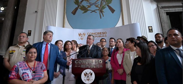 Presidente en conferencia de prensa en el Congreso de la República.