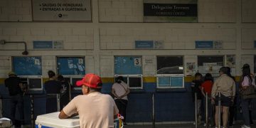 Miles de migrantes atraviesan Guatemala para continuar su camino hacia Estados Unidos.