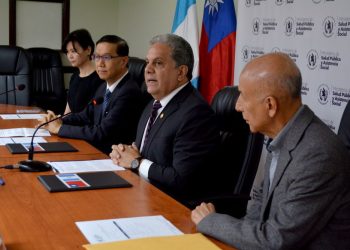 El ministro de Salud, Oscar Cordón y el embajador de la República de China (Taiwán), Miguel Li Jey Tsao, firman Aacta de Intensión de Cooperación Financiera no Reembolsable para promover la salud mental en Guatemala.