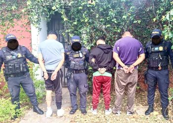 Agentes de la Comisaría 13 capturan a integrantes de una banda de secuestradores exprés