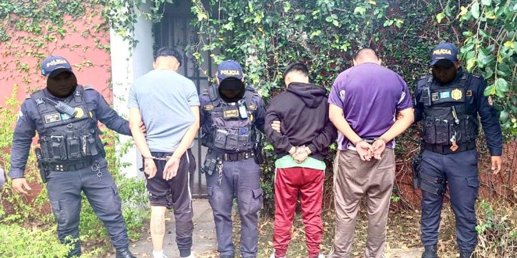 Agentes de la Comisaría 13 capturan a integrantes de una banda de secuestradores exprés