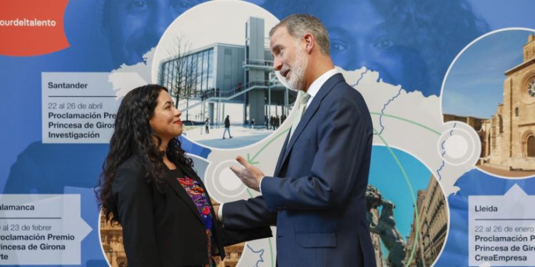 Susana Arrechea, con el rey Felipe VI de España. / Foto: EFE.