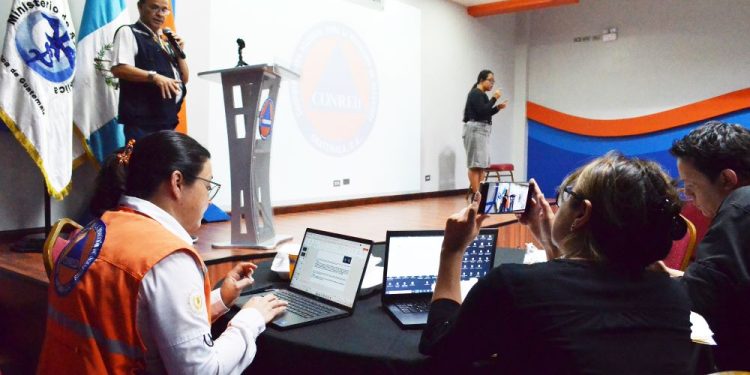 Autoridades de Salud y otras instituciones imparten taller sobre prevención del dengue a periodistas, comunicadores y socorristas.