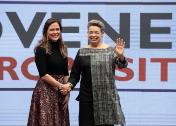 La administradora adjunta de la oficina de USAID para América Latina y el Caribe, Mileydi Guilarte, y la primera dama de la Nación doctora Lucrecia Peinado.