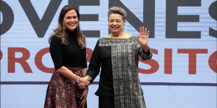 La administradora adjunta de la oficina de USAID para América Latina y el Caribe, Mileydi Guilarte, y la primera dama de la Nación doctora Lucrecia Peinado.