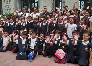 Vicepresidenta Karin Herrera comparte con estudiantes de la Escuela José María Castilla