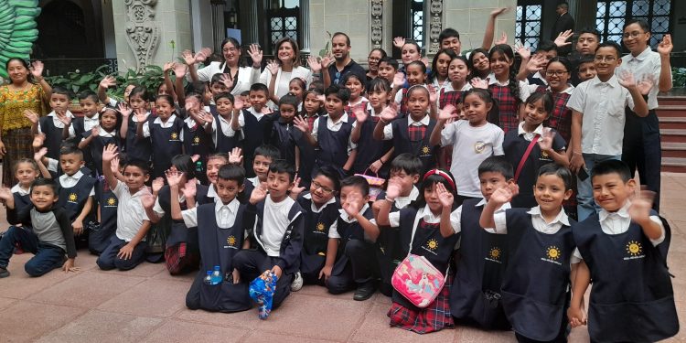 Vicepresidenta Karin Herrera comparte con estudiantes de la Escuela José María Castilla