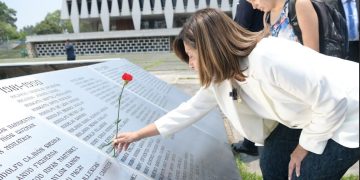 Vicepresidenta rinde homenaje a las y los mártires y se reencuentra con la comunidad sancarlista