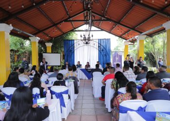 Vicepresidenta Karin Herrera participa en seminario que busca resguardar a menores de edad durante actividades turísticas. Foto: Vicepresidencia de la República.