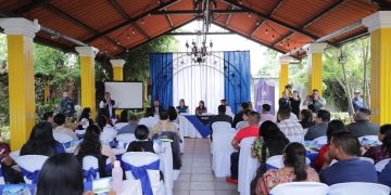 Vicepresidenta Karin Herrera participa en seminario que busca resguardar a menores de edad durante actividades turísticas. Foto: Vicepresidencia de la República.