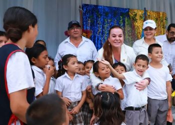 Ministra de Educación, Anabella Giracca verificó los remozamientos de centros educativos en el departamento de Izabal. Foto: Mineduc.