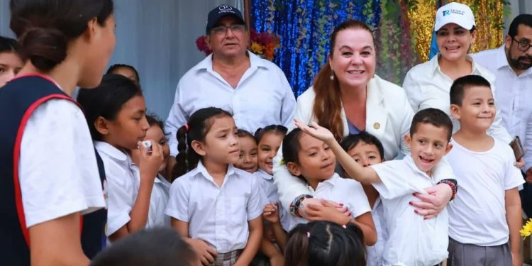 Ministra de Educación, Anabella Giracca verificó los remozamientos de centros educativos en el departamento de Izabal. Foto: Mineduc.