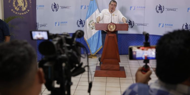 Presidente Bernardo Arévalo en conferencia en Sololá. / Foto: Dickéns Zamora.