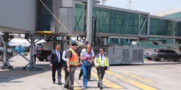 Autoridades en recorrido en el Aeropuerto Internacional La Aurora. / Foto: CIV.