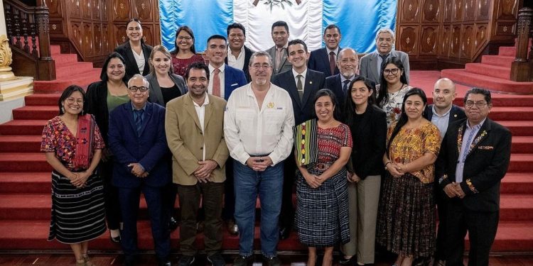 Presidente Arévalo con los gobernadores departamentales. / Foto: SCSP.
