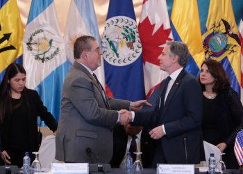 Presidente Arévalo (izquierda) saluda al secretario de Estado de los Estados Unidos, Antony Blinken. /Foto: Noé Pérez