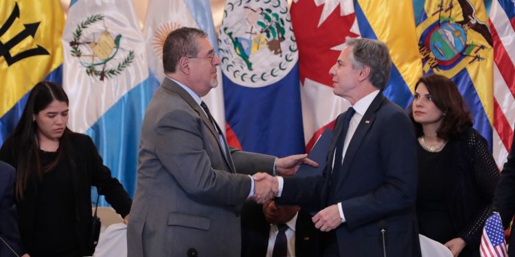 Presidente Arévalo (izquierda) saluda al secretario de Estado de los Estados Unidos, Antony Blinken. /Foto: Noé Pérez