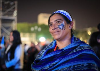 Los guatemaltecos permanecieron firmes y con esperanza en la Plaza Central toda la madrugada del 15 de enero de 2024. /Foto: Gobierno de Guatemala.