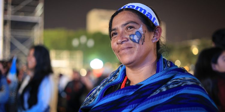 Los guatemaltecos permanecieron firmes y con esperanza en la Plaza Central toda la madrugada del 15 de enero de 2024. /Foto: Gobierno de Guatemala.