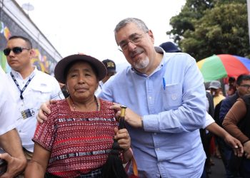 Ángela Tzún del Cantón Palín en Totonicapán al lado del presidente Bernardo Arévalo. /Foto: Gilber García