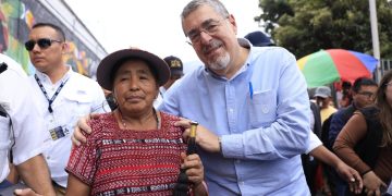 Ángela Tzún del Cantón Palín en Totonicapán al lado del presidente Bernardo Arévalo. /Foto: Gilber García