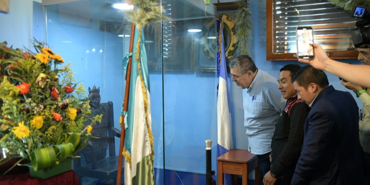 El presidente admiró la silla de Atanasio Tzul. /Foto: Carlos Jacinto