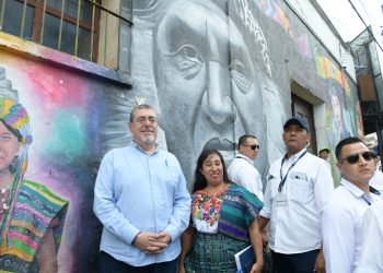 El presidente Arévalo frente al mural dedicado a Humberto Ak'abal en Totonicapán. /Foto: Carlos Jacinto.