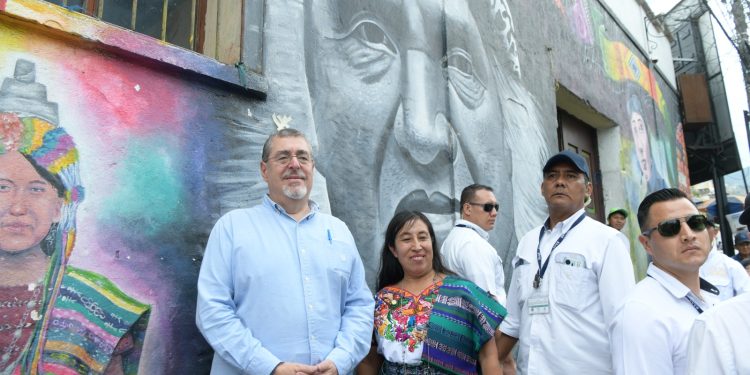 El presidente Arévalo frente al mural dedicado a Humberto Ak'abal en Totonicapán. /Foto: Carlos Jacinto.