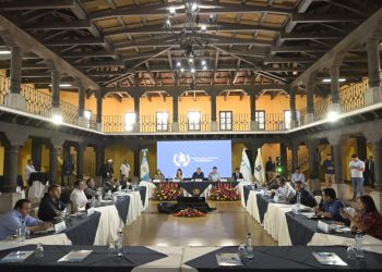 Reunión del presidente Bernardo Arévalo con alcaldes de Sacatepéquez. / Foto: Álvaro Interiano.
