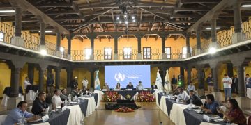 Reunión del presidente Bernardo Arévalo con alcaldes de Sacatepéquez. / Foto: Álvaro Interiano.