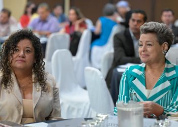 La doctora Lucrecia Peinado (derecha) junto a la secretaria de SOSEP, Zulma Calderón. /Foto: Álvaro Interiano.