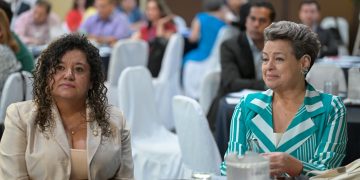 La doctora Lucrecia Peinado (derecha) junto a la secretaria de SOSEP, Zulma Calderón. /Foto: Álvaro Interiano.