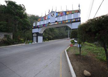 La entrada a Cuilapa se adorna con un arco que al centro contiene un texto que dice: Bienvenidos al Centro de las Américas. /Foto: Gilber García.