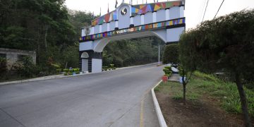 La entrada a Cuilapa se adorna con un arco que al centro contiene un texto que dice: Bienvenidos al Centro de las Américas. /Foto: Gilber García.