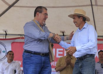 El presidente Arévalo (izquierda) junto a Aleisar Arana, líder comunitario y autoridad del pueblo xinka. /Foto: Gilber García.