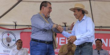 El presidente Arévalo (izquierda) junto a Aleisar Arana, líder comunitario y autoridad del pueblo xinka. /Foto: Gilber García.