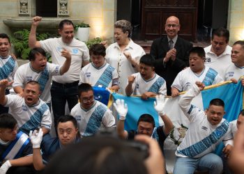 La doctora Lucrecia Peinado participó en la juramentación del equipo de Futsal Down. /Foto: Carlos Aguilar.