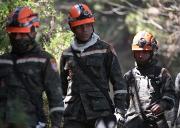 Soldados y reservistas luchan diariamente para apagar los incendios activos. /Foto: Álvaro Interiano.
